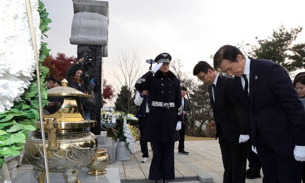 김영삼 전 대통령 묘소 찾은 조국 대표
