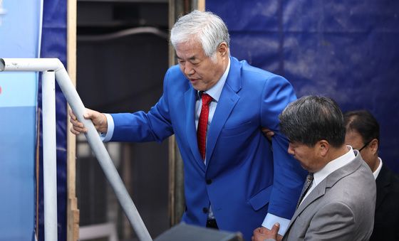 부축 받는 전광훈 목사