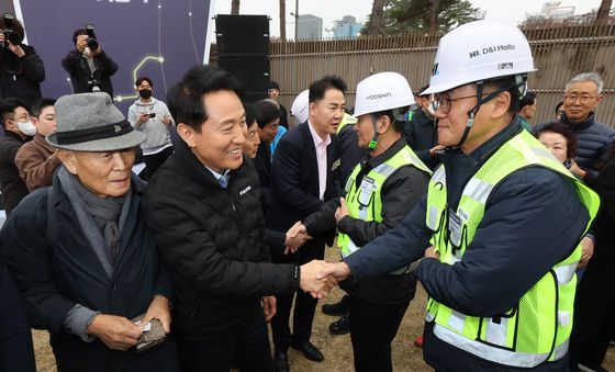 우이신설 연장선 건설업계 관계자와 인사하는 오세훈 시장