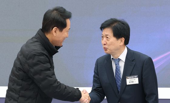 악수하는 오세훈 서울시장과 오기형 의원