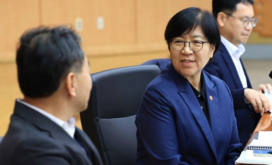 대화 나누는 정은경 장관