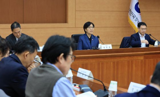 국민연금기금운용위원회의 주재하는 정은경 장관