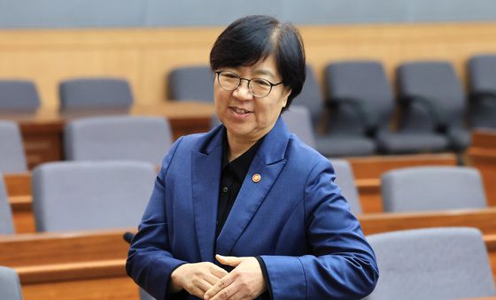 국민연금기금운용위원회의 참석하는 정은경 장관