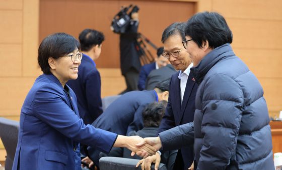 인사 나누는 정은경 장관