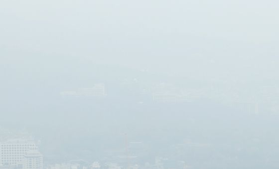 잿빛으로 물들은 서울하늘