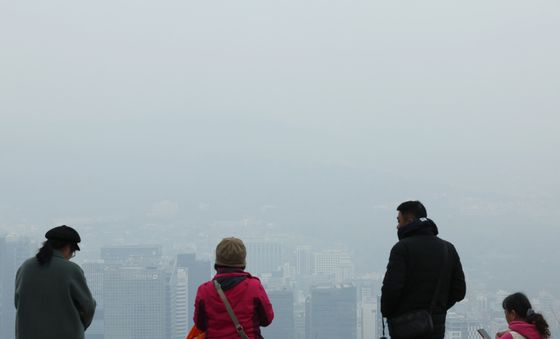 미세먼지로 가득한 서울 하늘