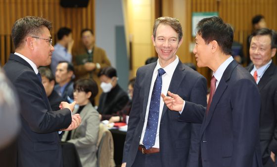 참석자들과 대화하는 오세훈 시장