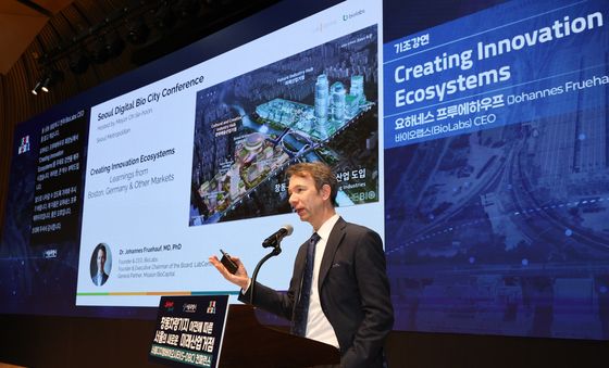 기조강연하는 요하네스 프루에하우프 CEO