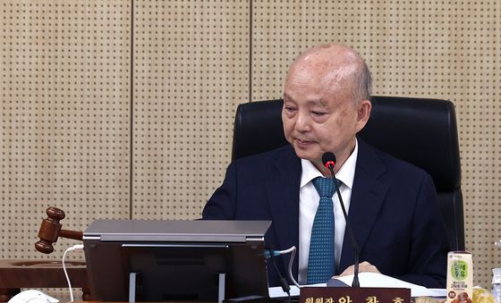 의사봉 두드리는 안창호 인권위원장