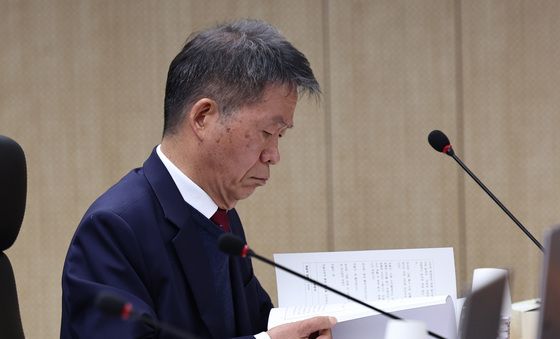 안건 살피는 김용원 인권위 상임위원