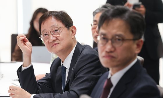 발행어음 매수 시연 보는 이찬진 금감원장