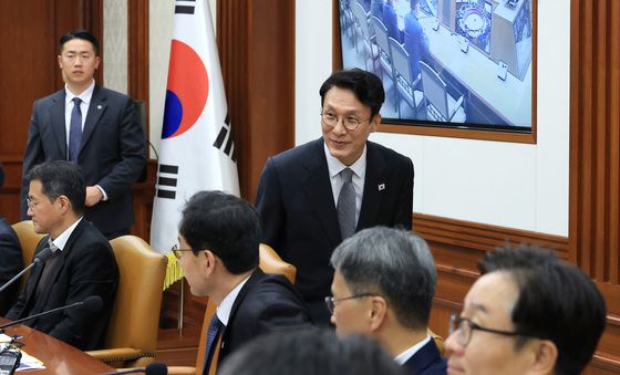 모두발언 마치고 이석하는 김민석 국무총리