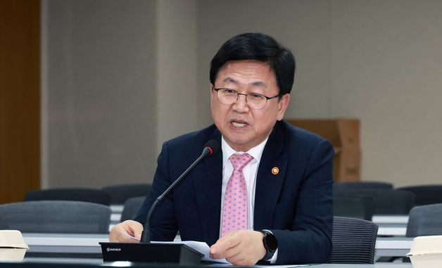 인사말하는 최교진 장관