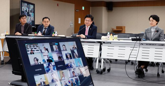 최교진 장관,  '교육부 고위직 공무원 대상 폭력예방교육' 참석