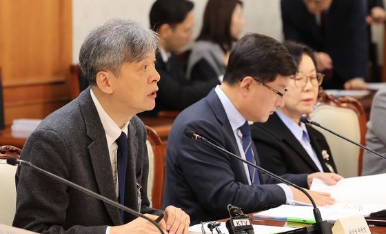 발언하는 이강웅 민간위원장