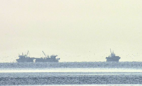 가을 멸치잡이 나선 어선