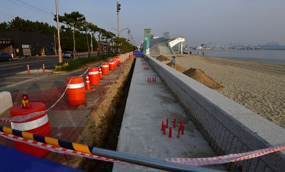 포항송도해수욕장 그늘막 공사 중