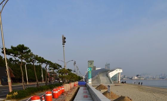 송도해수욕장 대형 그늘막 공사 중