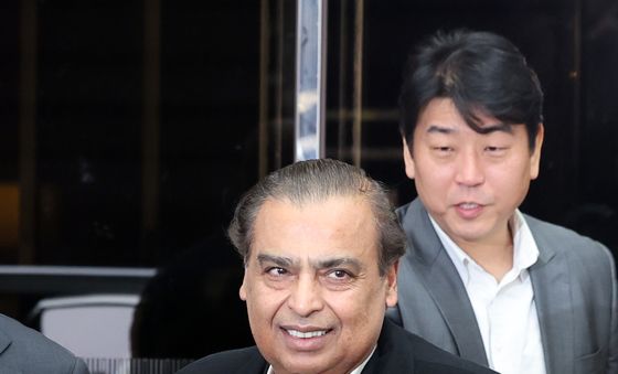 아시아 최대 부호 무케시 암바니 회장 입국