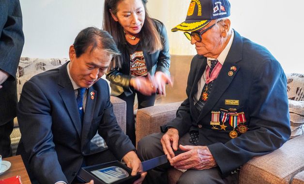 튀르키예 참전용사에 명패 전달하는 권오을 장관