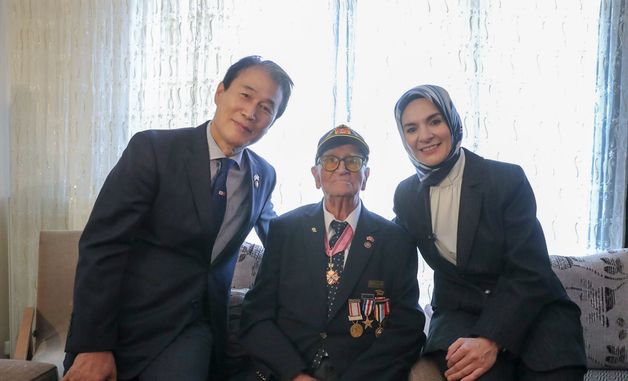 권오을 장관, 튀르키예 참전용사와 함께