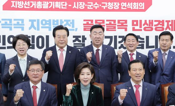 기념촬영하는 나경원