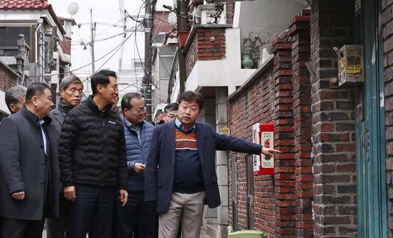 중화동 골목 둘러보는 오세훈 시장