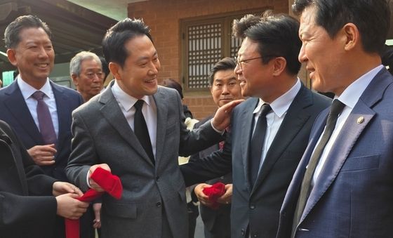 '박정희 머플러' 선물받은 장동혁