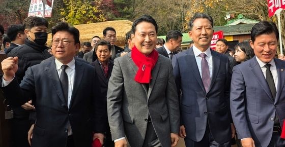 박정희 생가 참배 마치고 나오는 장동혁