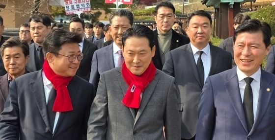 박정희 생가 참배 마치고 나오는 장동혁