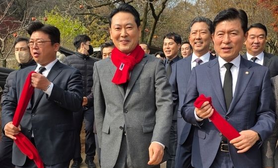 박정희 생가 참배 마치고 나오는 장동혁