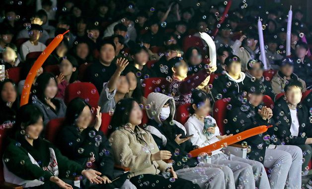 마술 공연으로 수능 스트레스 풀어요