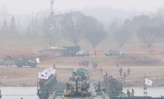 남한강 도하하는 K2 전차