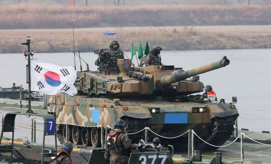 부교 건너는 K2 전차