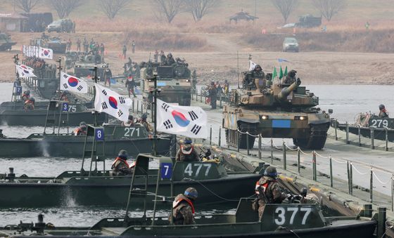 부교 건너는 제8기동사단 장비들