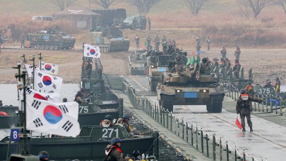 부교 건너는 제8기동사단 장비들