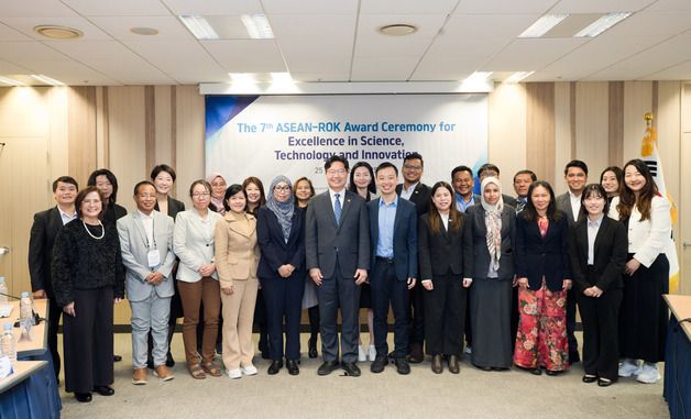 기념 촬영하는 구혁채 제1차관