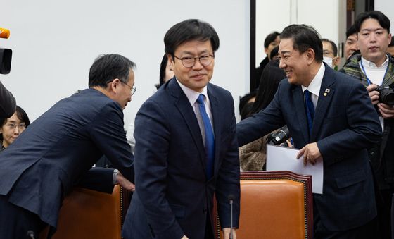 이형일 기재부 1차관과 인사 나누는 김병기 원내대표