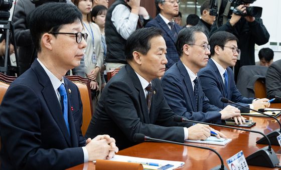 경청하는 차관들