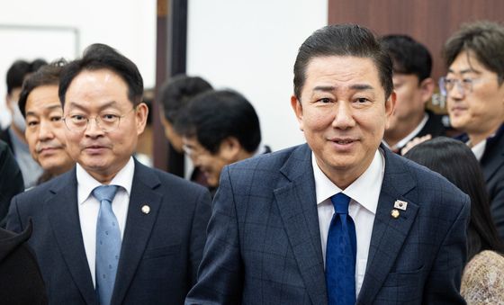 입장하는 김병기 민주당 원내대표