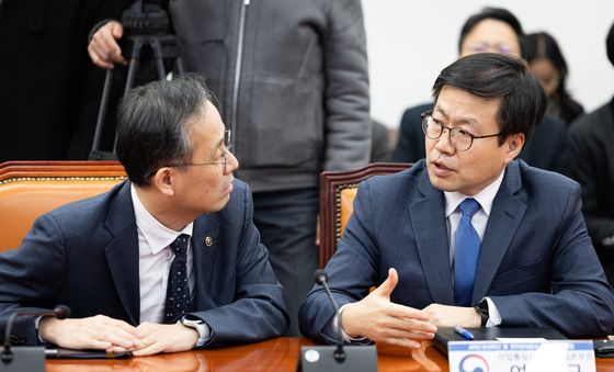 대화 나누는 이형일 기재부 1차관과 여한구 통상교섭본부장