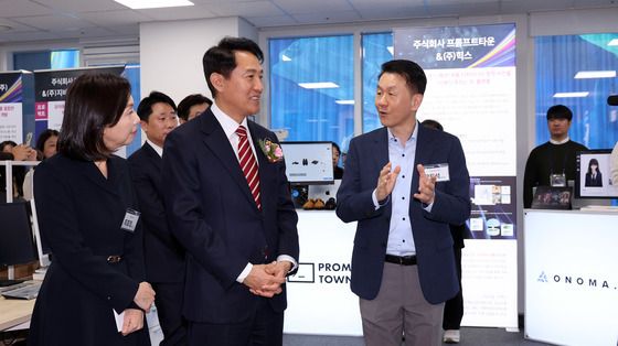 AX 스타트업 전시물 둘러보는 오세훈 시장