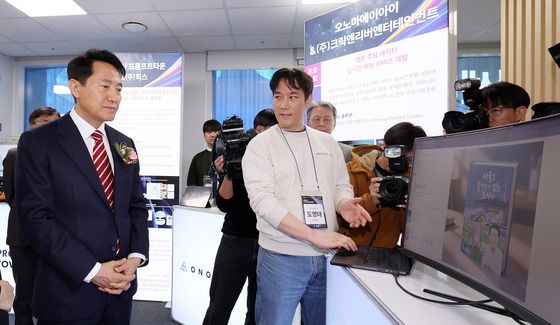 AI 기반 출판 디자인 고도화 사업 둘러보는 오세훈 시장