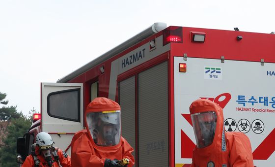 화학물질 점검하는 소방