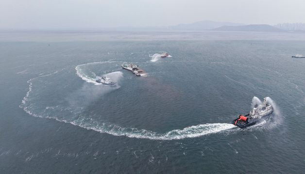 해상에서 선박 화재진압 훈련 실시