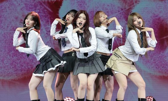 컴백 무대 펼치는 리센느