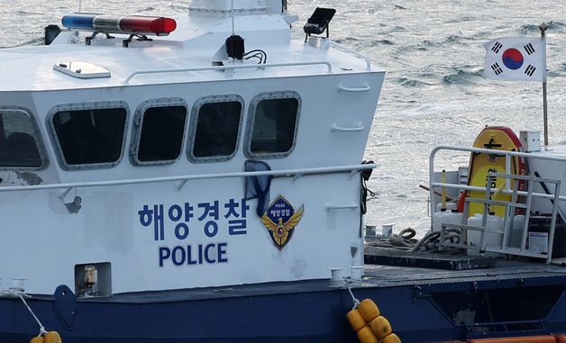 표류자 구조하는 해경구조대