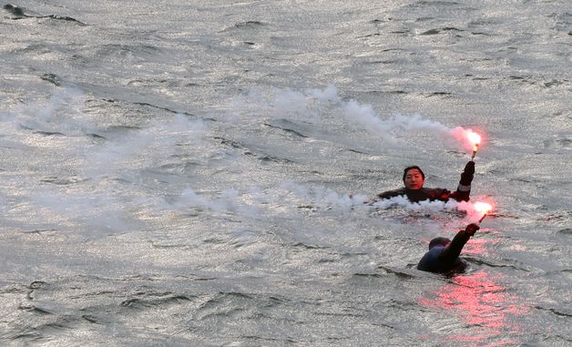 구조요청하는 표류자