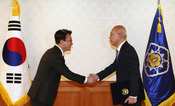 김민석 총리, 조원철 법제처장 임명장 수여