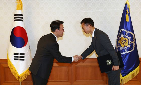 김민석 총리, 김용선 지식재산처장 임명장 수여